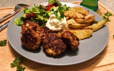 Köttbullar med klyftpotatis och fetaoströra