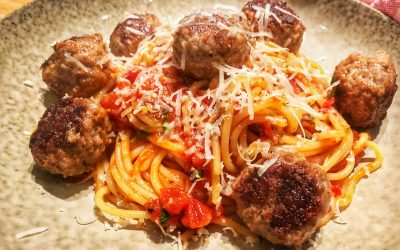 Spaghetti med tomatsås och parmesanköttbullar