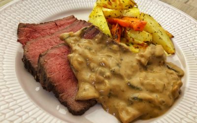 Söndagsstek med potatis och morot i ugn och champinjonsås