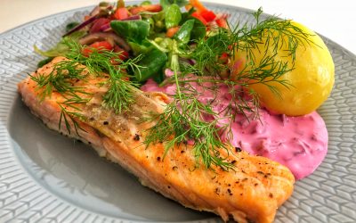 Ugnsbakad lax med kokt potatis och rödbetsröra