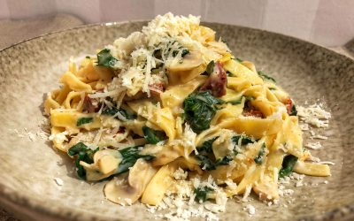 Krämig pasta med champinjoner, soltorkade tomater och spenat
