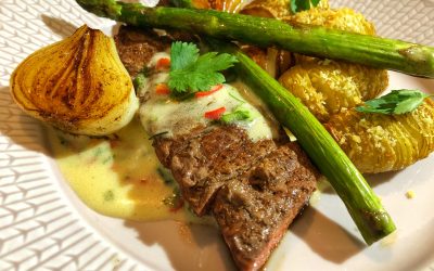 Ryggbiff med hasselbackspotatis stekt sparris och lök samt chilibea