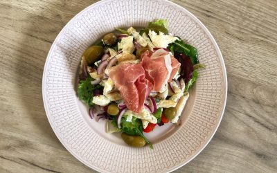 Krämig pasta på salladsbädd