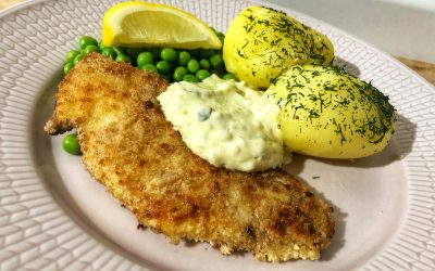 Pankopanerad rödspätta med kokt potatis, ärtor och en kall sås