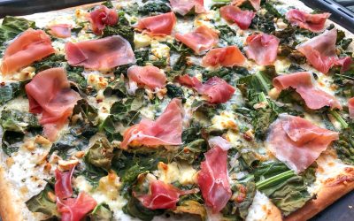 Pizza bianco med svartkål, serrano och rostade hasselnötter