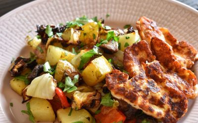 Potatis och grönsaker på plåt med stekt halloumi och senapskräm
