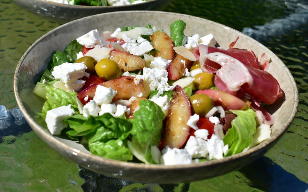 Sommarsallad med nektarin och getost