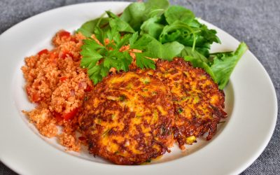 Morots- och halloumibiffar med koriander och gräslök och röd couscous