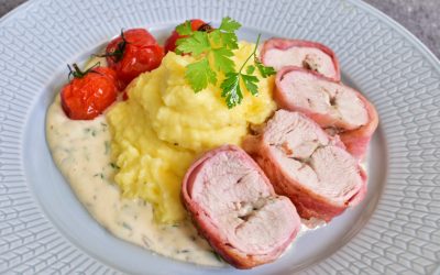 Baconlindad kyckling med, mos, ugnsbakade tomater och dragonsås