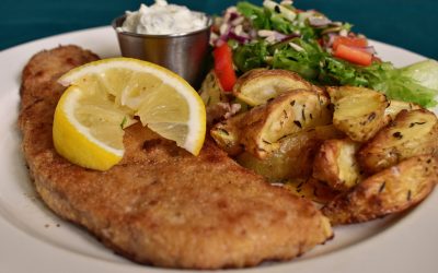 Panerad schnitzel med ugnsrostad potatis och kapriskräm