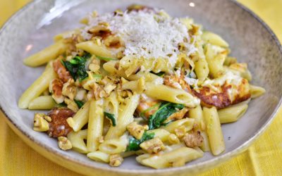 Halloumipasta med grönkål och rostade valnötter