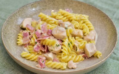 Pasta med kyckling, bacon och créme bonjour bleu