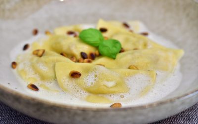 Ravioli fylld med soltorkad tomat och basilika och skummad vitvinsås