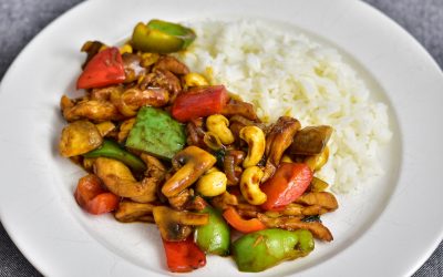 Kyckling med cashewnötter och thaibasilika