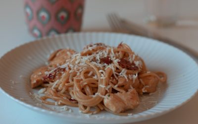Pasta med kyckling och soltorkade tomater