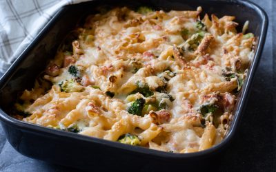 Pastagratäng med kassler och broccoli