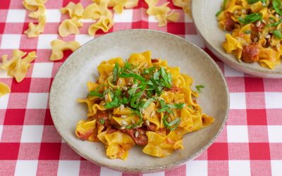 Pasta med paprikapesto och tomater