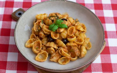Kycklingpasta i tomatsås med oliver