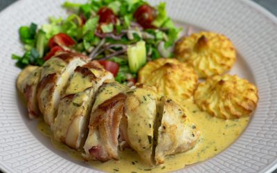Baconlindad kyckling med ädelost och duchesse