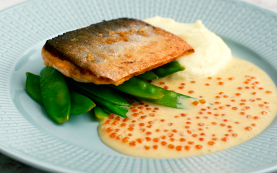 Stekt fjällröding med potatis- och fänkålspuré och vitvinsås