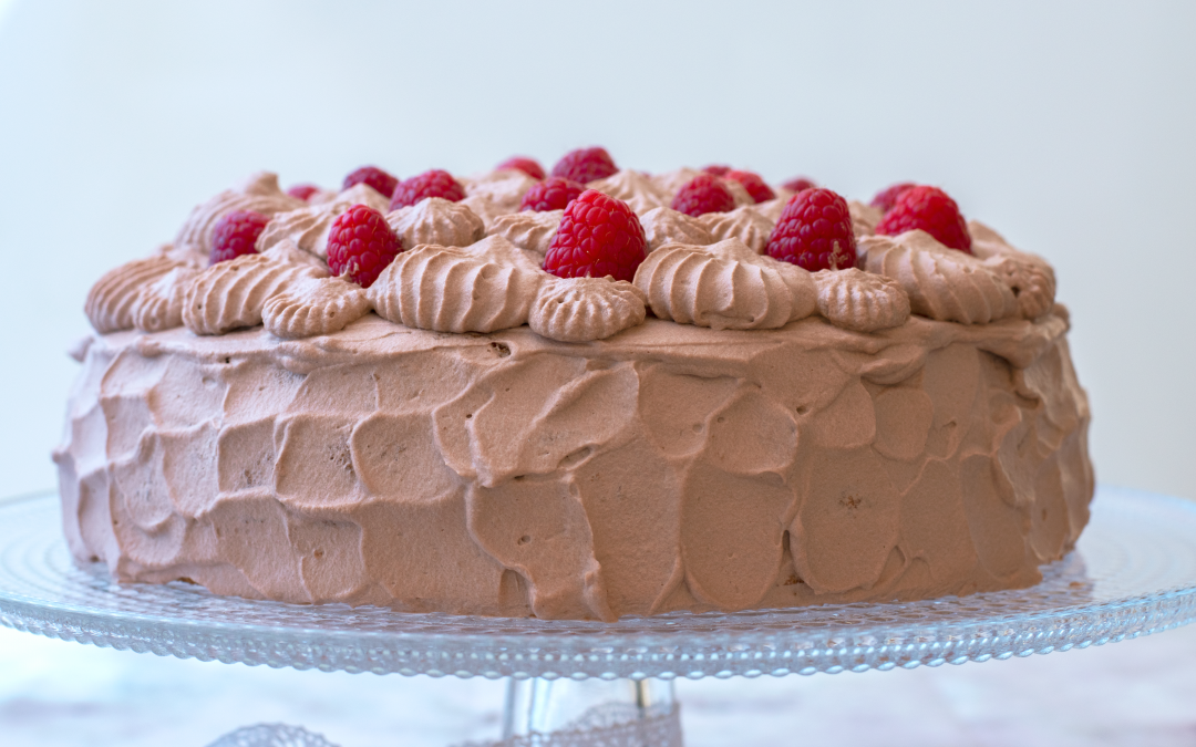 Hallontårta med chokladgrädde