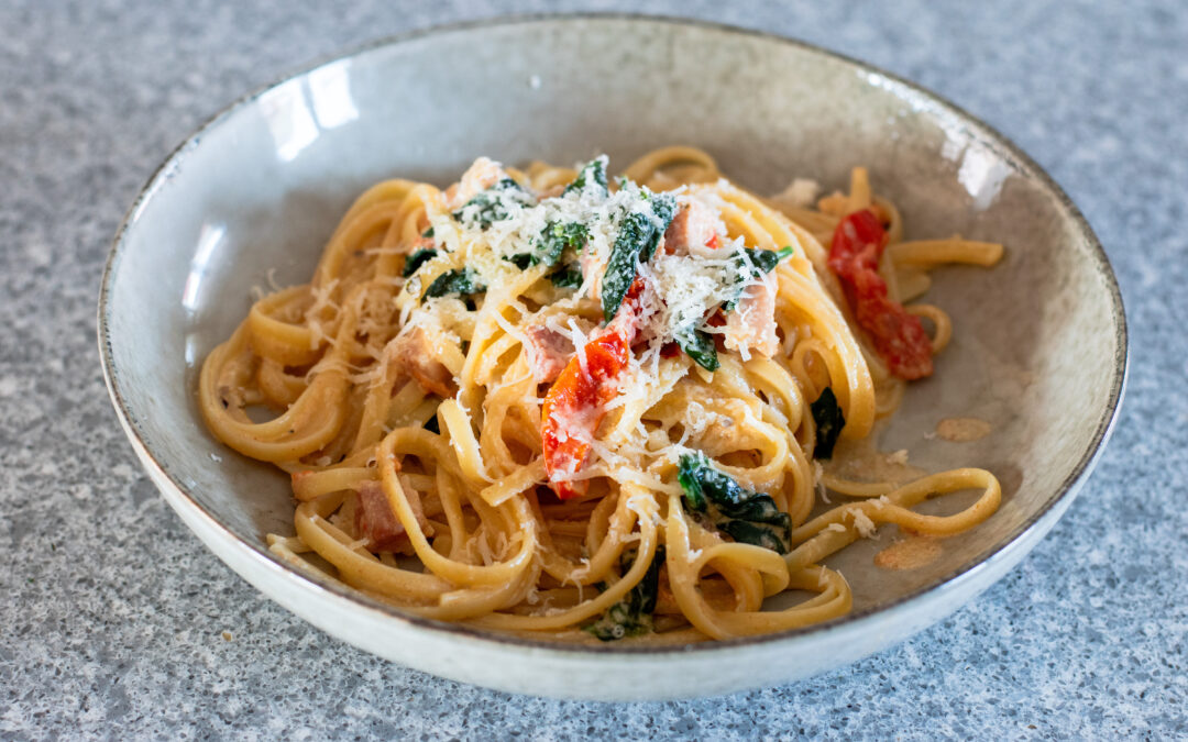Pasta mes skinka, tomat och spenat